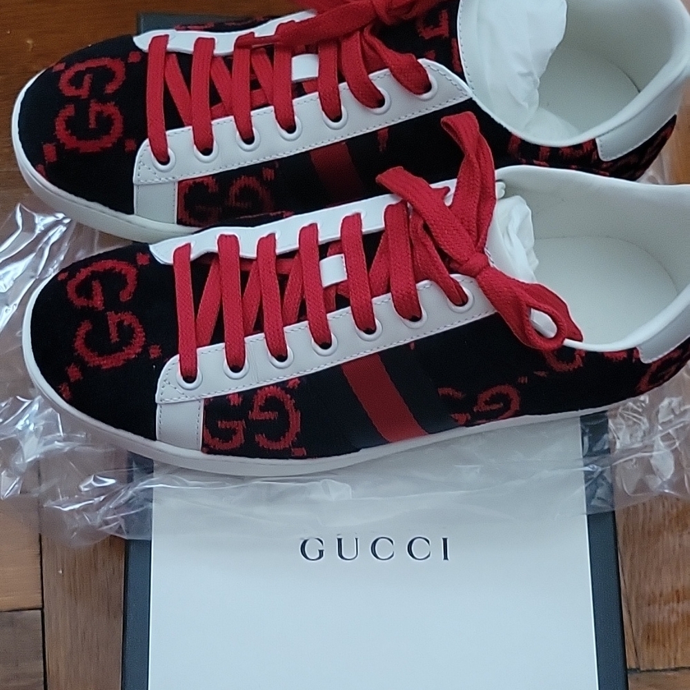 Gucci Navy and Red Sneakers, size 38.